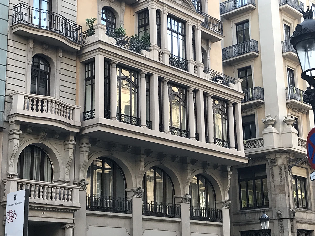 Img Modernist style wooden window refurbishment in Via Laietana in Barcelona
